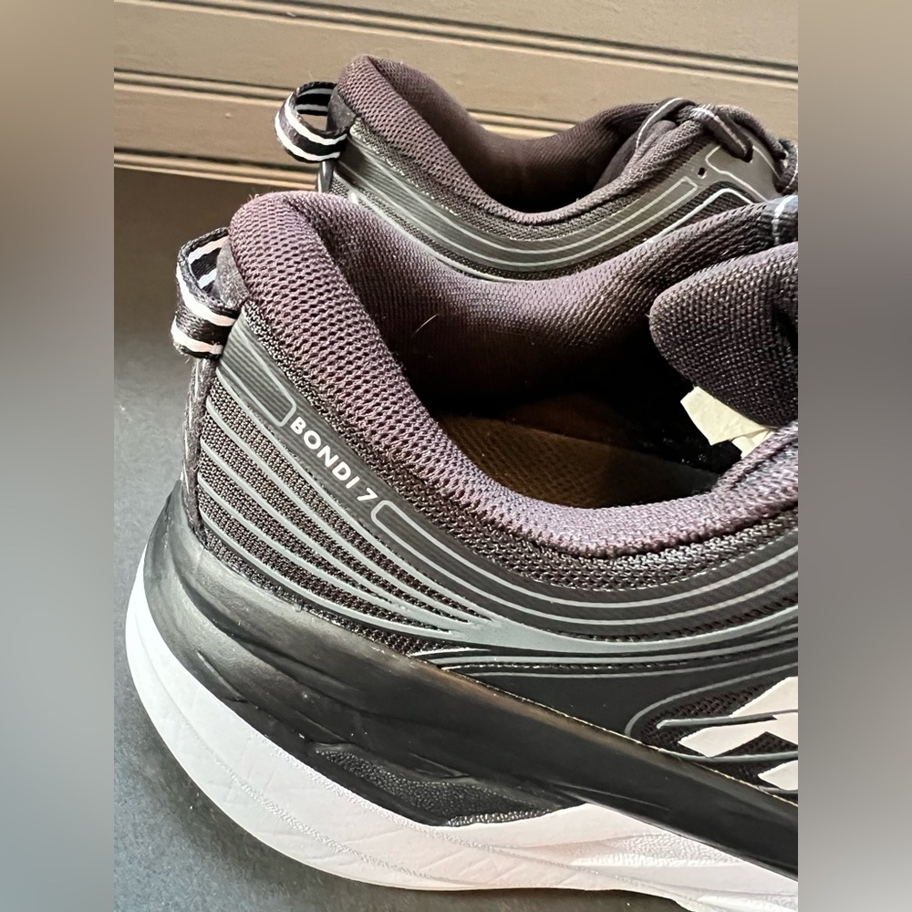Hoka one one bondi 7 black and white
Women’s size 10 - Picture 2 of 7